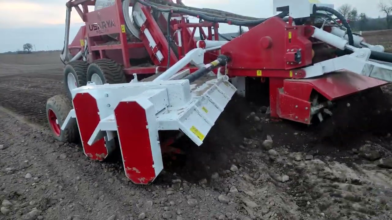 Ponad 50 ton z hektara? Byłem w totalnym szoku. Mechaniczny zbi&oacute;r kamieni  Husarya SCS-100