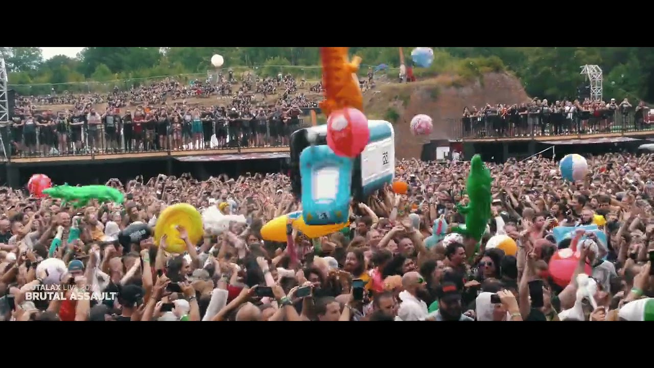 Gutalax Toi Toi Crowd Surfing