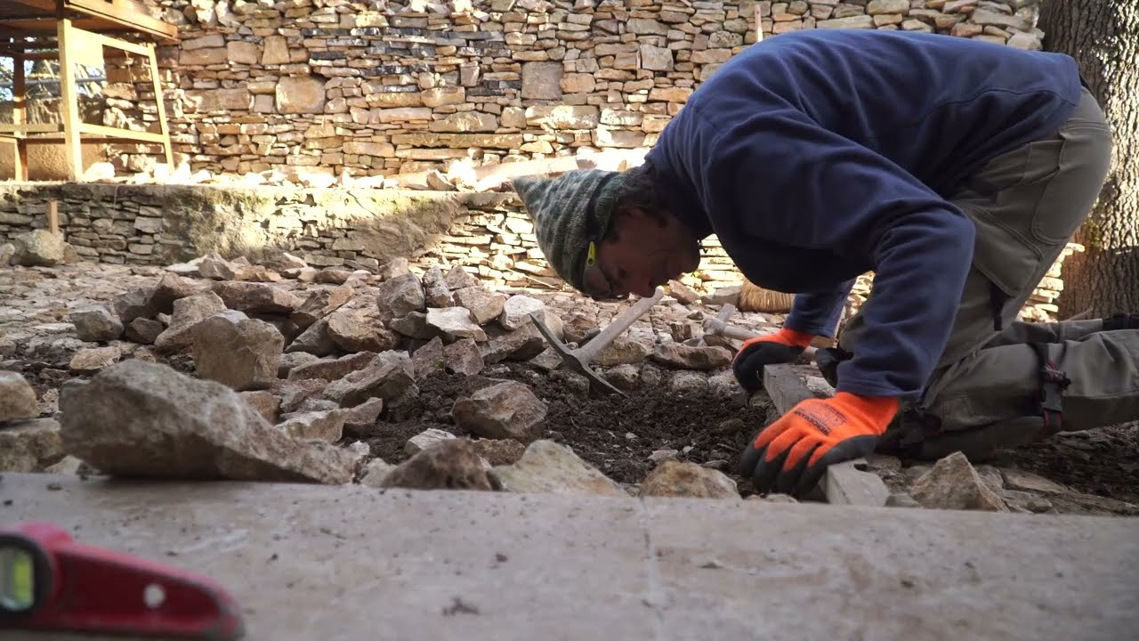Construction d'une calade en pierres locale dans le Luberon, l&rsquo;ouvrage ancestral  et ind&eacute;modable