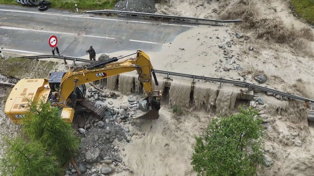 Engadin GR: Feuerwehren kämpfen gegen Wassermassen