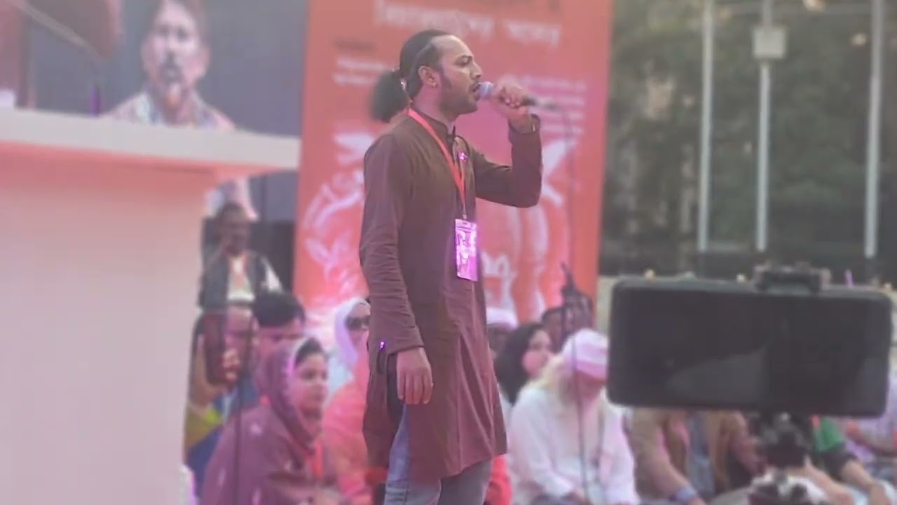 সাধক মহারাজ আবুল সরকারের লেখা গান দিয়েই।  সভা শুরু করলেন। শিল্পী পাপেল সরকার 