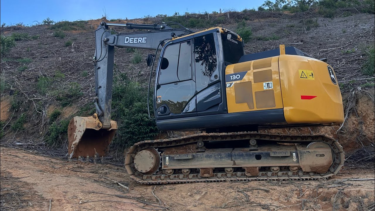 Nova escavadeira John deere 130P arrancando café em morro… 