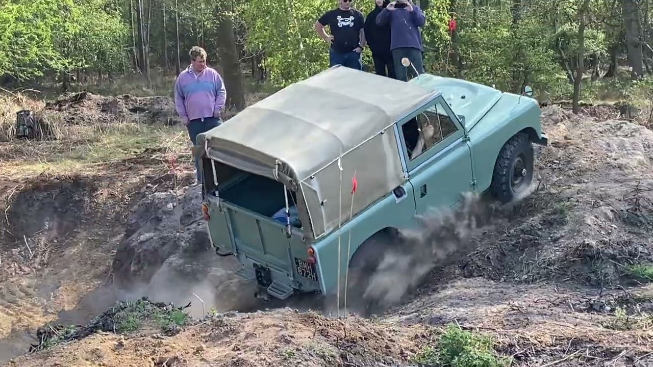 Land Rover Series 1 & 3, Defender 90 & 110 and Discovery 1s in a BLRC RTVT off-road competition...