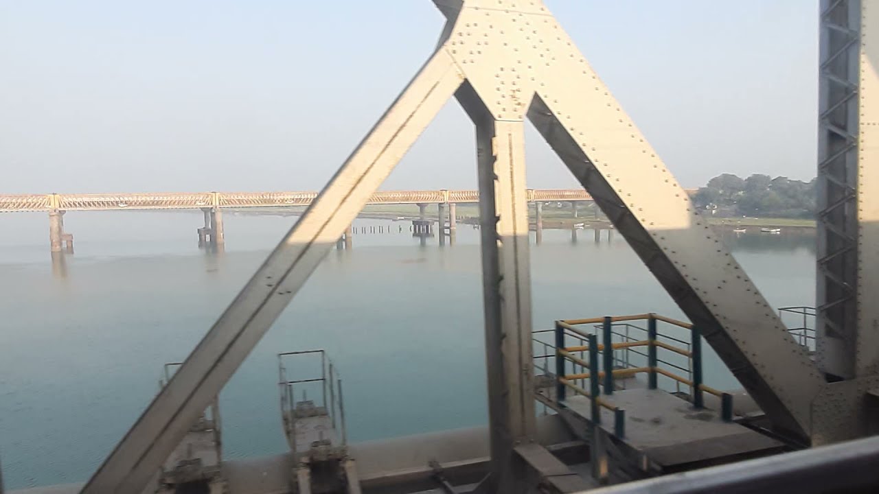 Samunder ke upar train || from Delhi to Mumbai train journey
