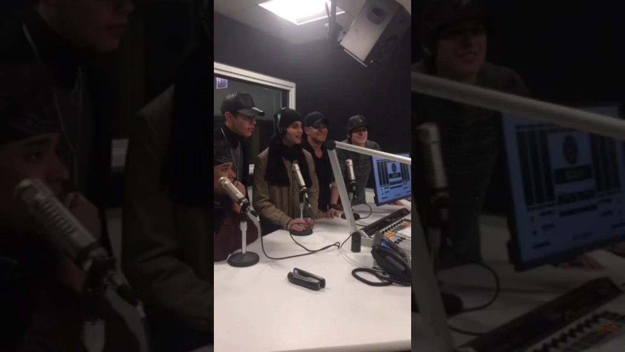 CNCO entrevista para la radio de Chicago.