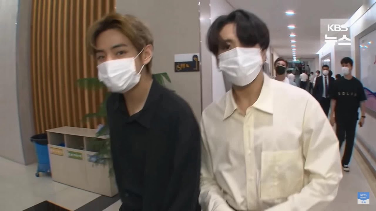 taekook bts moments on kbs korean news 200910 - taehyung and jungkook