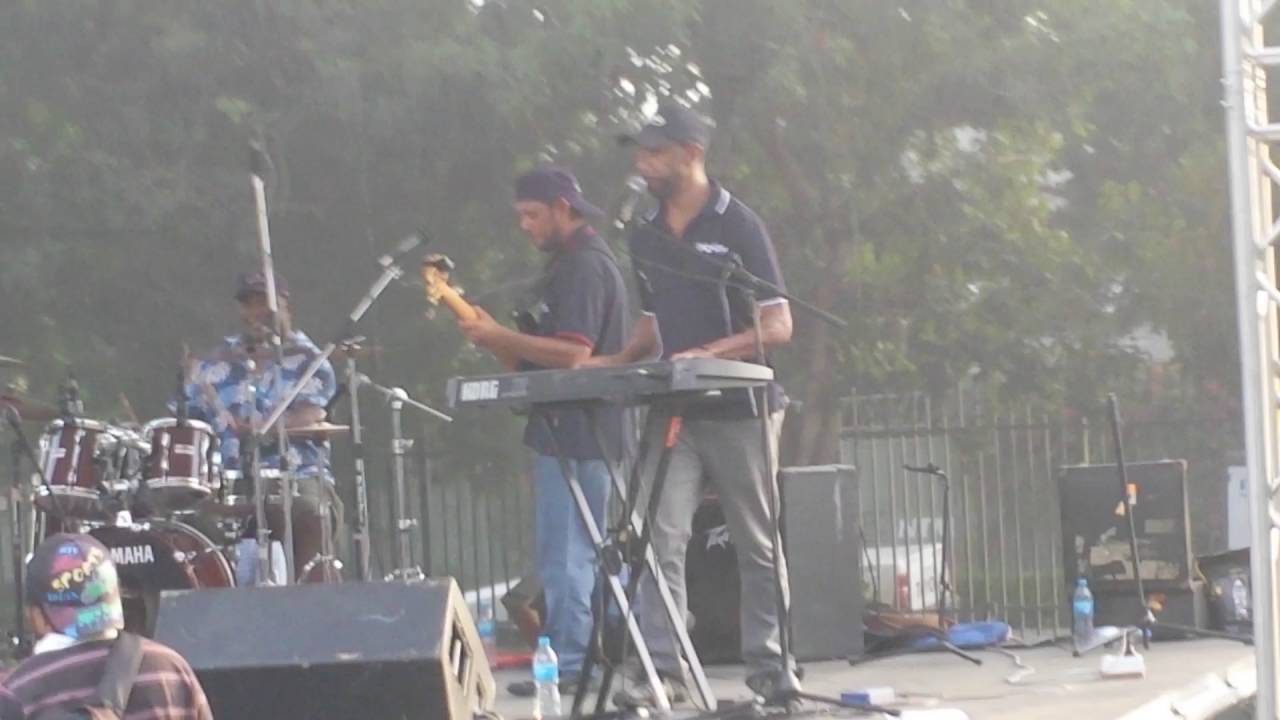 P2uIF Performing 'Ari Minemo' Live
