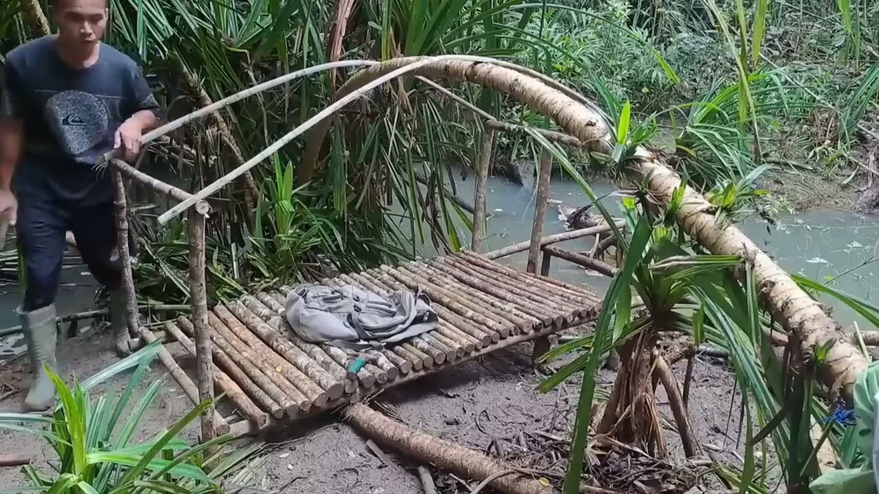 BEBERKEMAH HUJAN DERAS__MEMBANGUN PONDOK DI TEPI SUNGAI__DI HUTAN BELANTARA