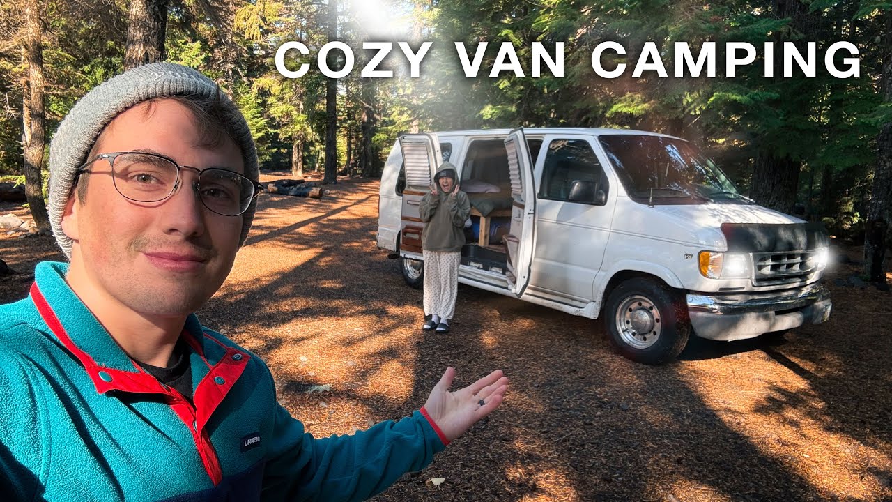 Уютный осенний кемпинг Vanlife на северо-западе Тихого океана