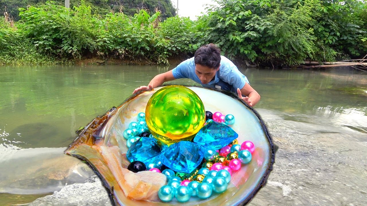 🍏🍏Marine Marvel: Teenager's Chance Encounter Leads to Discovery of Unusual Pearl-Stuffed Clam
