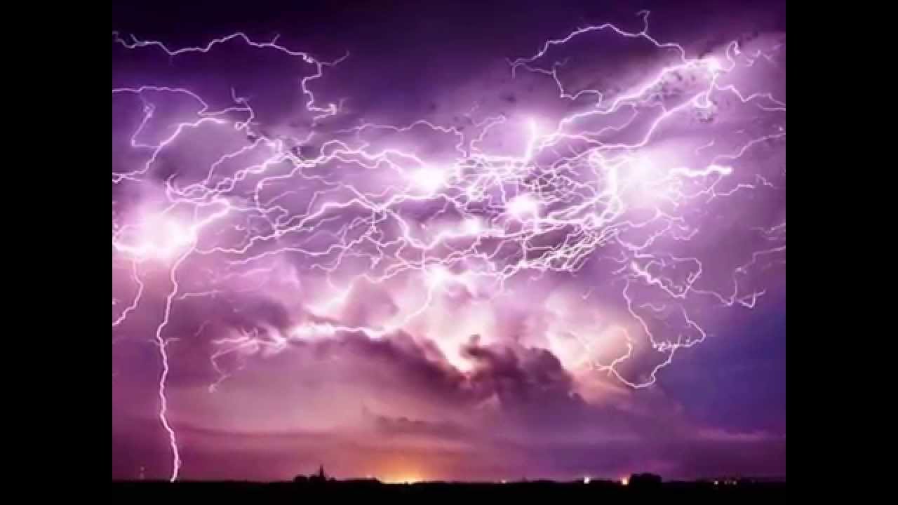 Blesky na nočnej oblohe - z cel&eacute;ho sveta