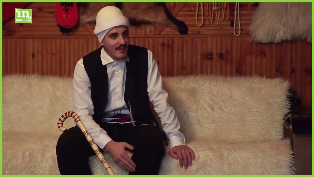 Kush është 20 vjeçari që vishet e jeton si i moshuar