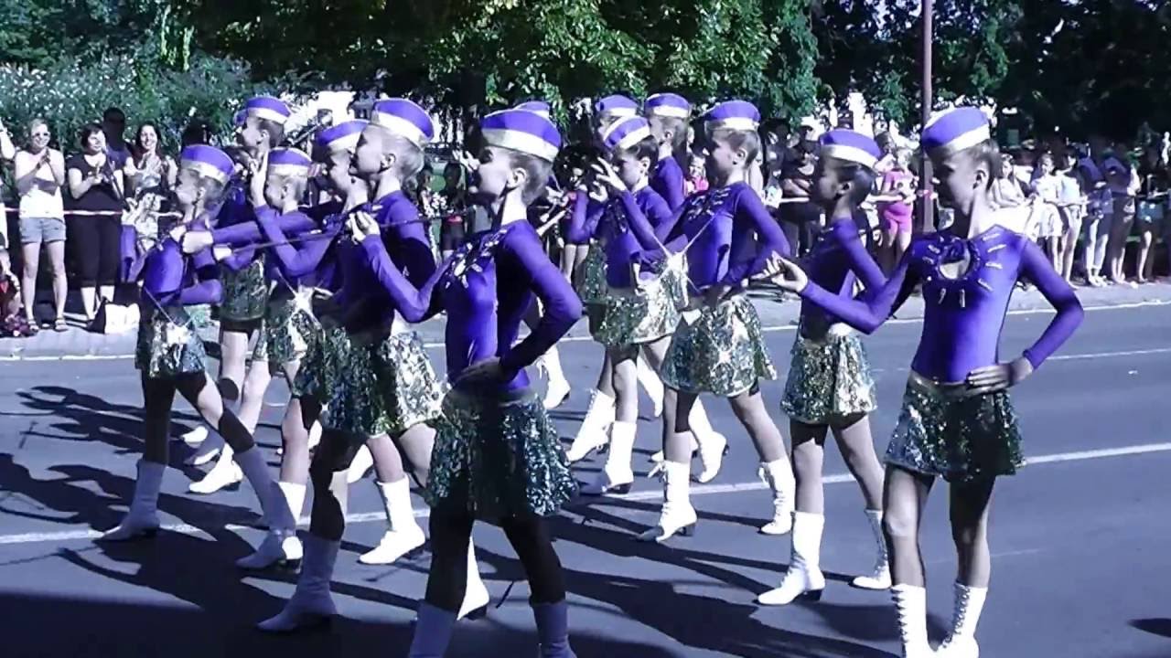 ME Maďarsko 26.8.2016  -  defilé juniorky  baton