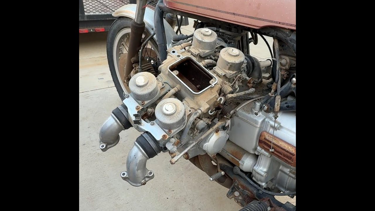 Снятие карбюраторов на мотоцикле Honda Goldwing GL1000 1975 года выпуска.