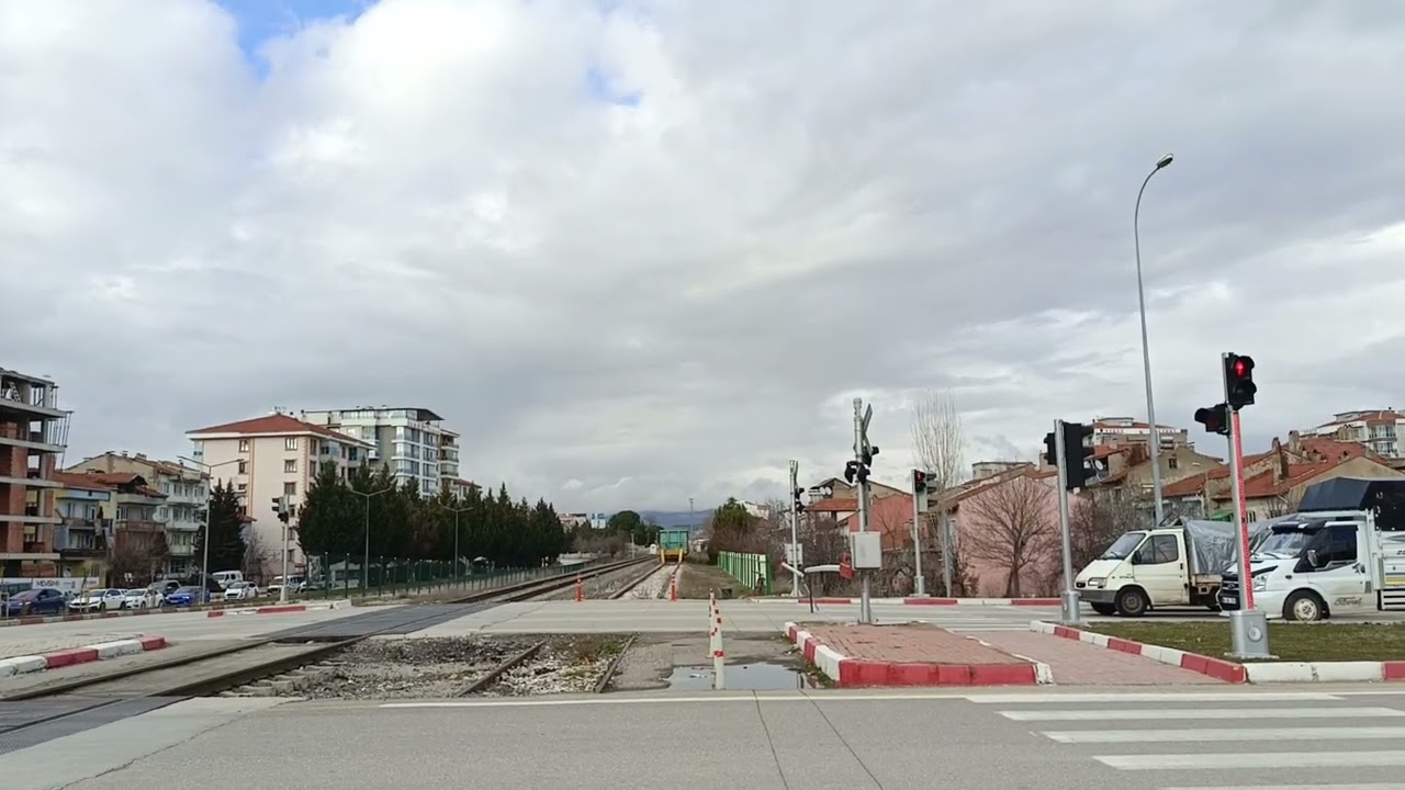 Uşak izmir  mt409  treni hemzemin geçitten geçiş
