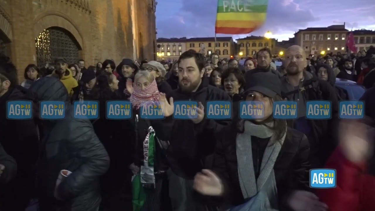 Pisa, 5mila in piazza al fianco degli studenti manganellati: «Quello che ci hanno fatto è disumano»