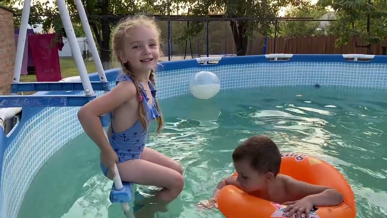 Уля в басейні на дачі