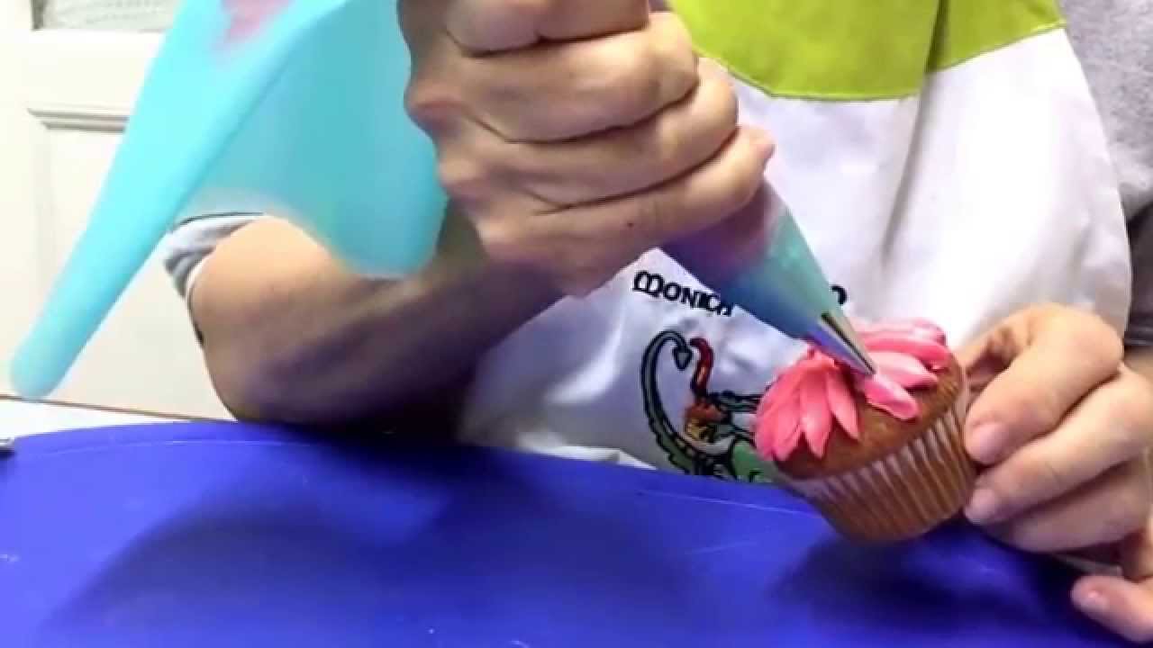 Margarita de glasé decorando cupcakes