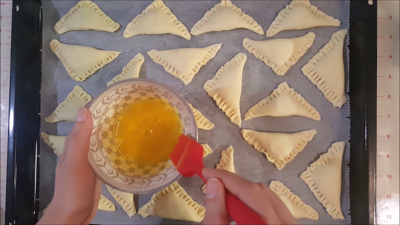 Triangles feuilletés aux amandes avec la pâte  feuilletée expresse