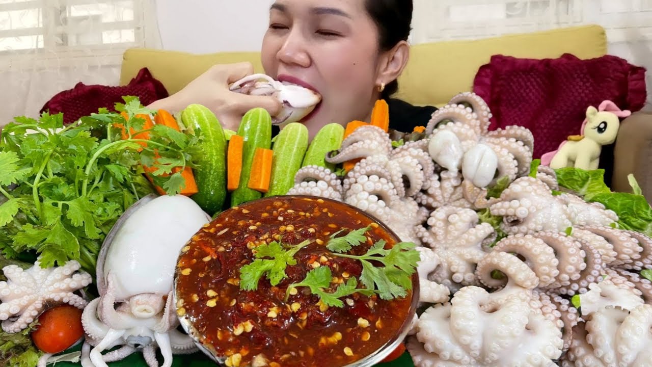 กินหมึกสองพี่น้อง หมึกกระดอง​ หมึกสายลวกจิ้ม น้ำจิ้มเผ็ดๆเข้มข้น ผักสดๆกรอบๆ |WernWoei