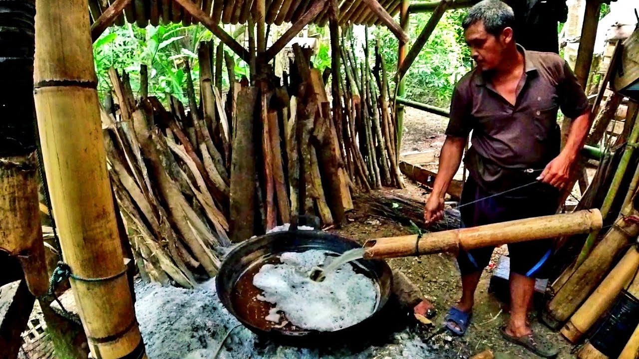 Proses Pembuatan gula aren tradisional jawa barat di kampung. pedesaan Indonesia, Cianjur selatan