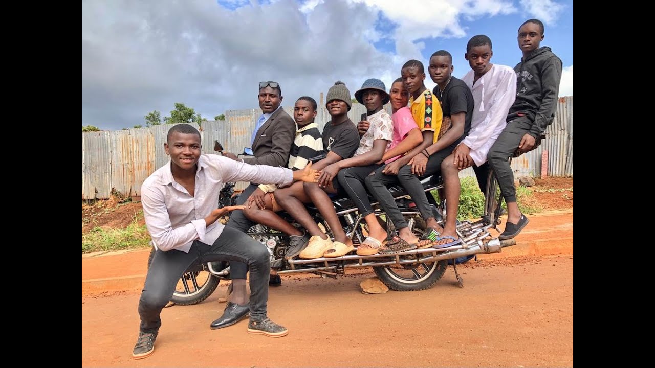 Moto géante à Bafoussam Prince Tiks