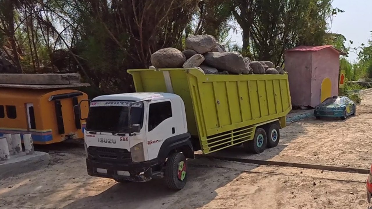 Dump Truk Tronton Muatan Berat Truk Isuzu Giga Oleng Bongkar Muatan Lewati Jalan Banjir