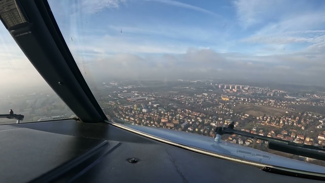 Raw and uncut cockpit view Boeing 737-800 landing at Prague airport in the Czech Republic (4K).
