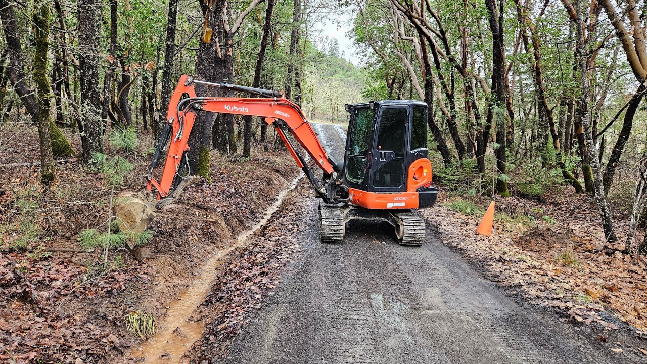 Ditch cleaning and a little grading with the Kubota KX 040 4