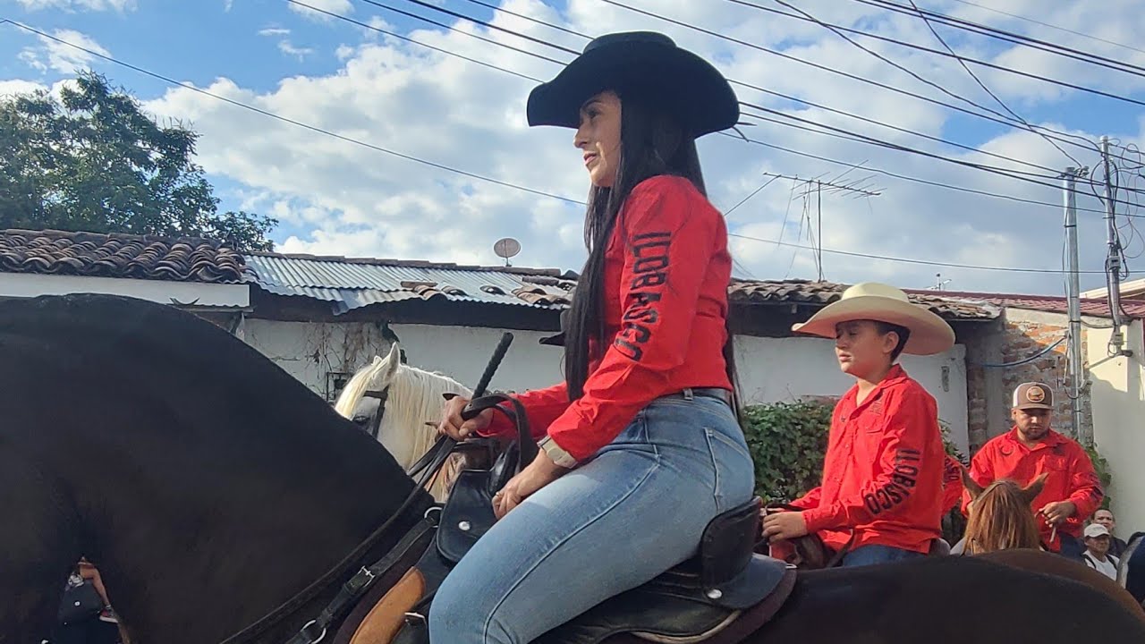 Esperando las carrozas de este día 🇸🇻