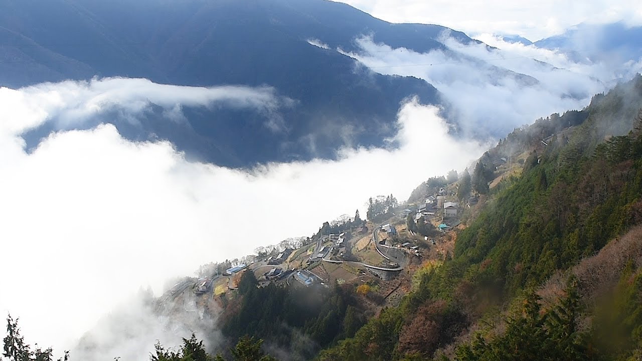 朝霧の中から姿を現す山の集落「飯田・下栗の里」