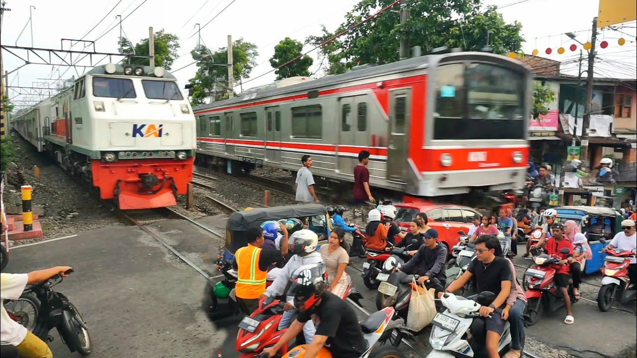 🔴Kereta api panjang ngebut diperlintasan gang sentiong 