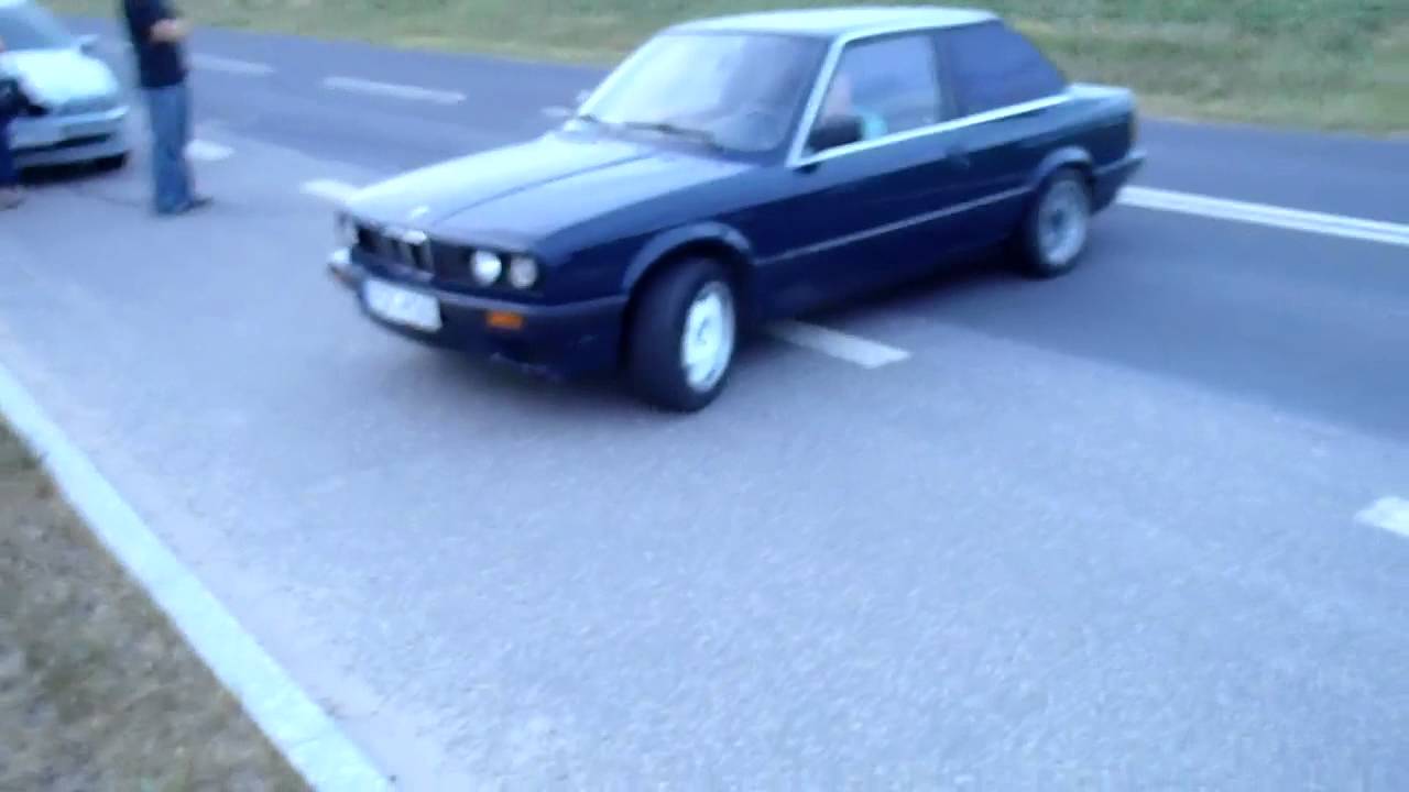 E30 + szpera  i nie zaparkujesz po cichu :P