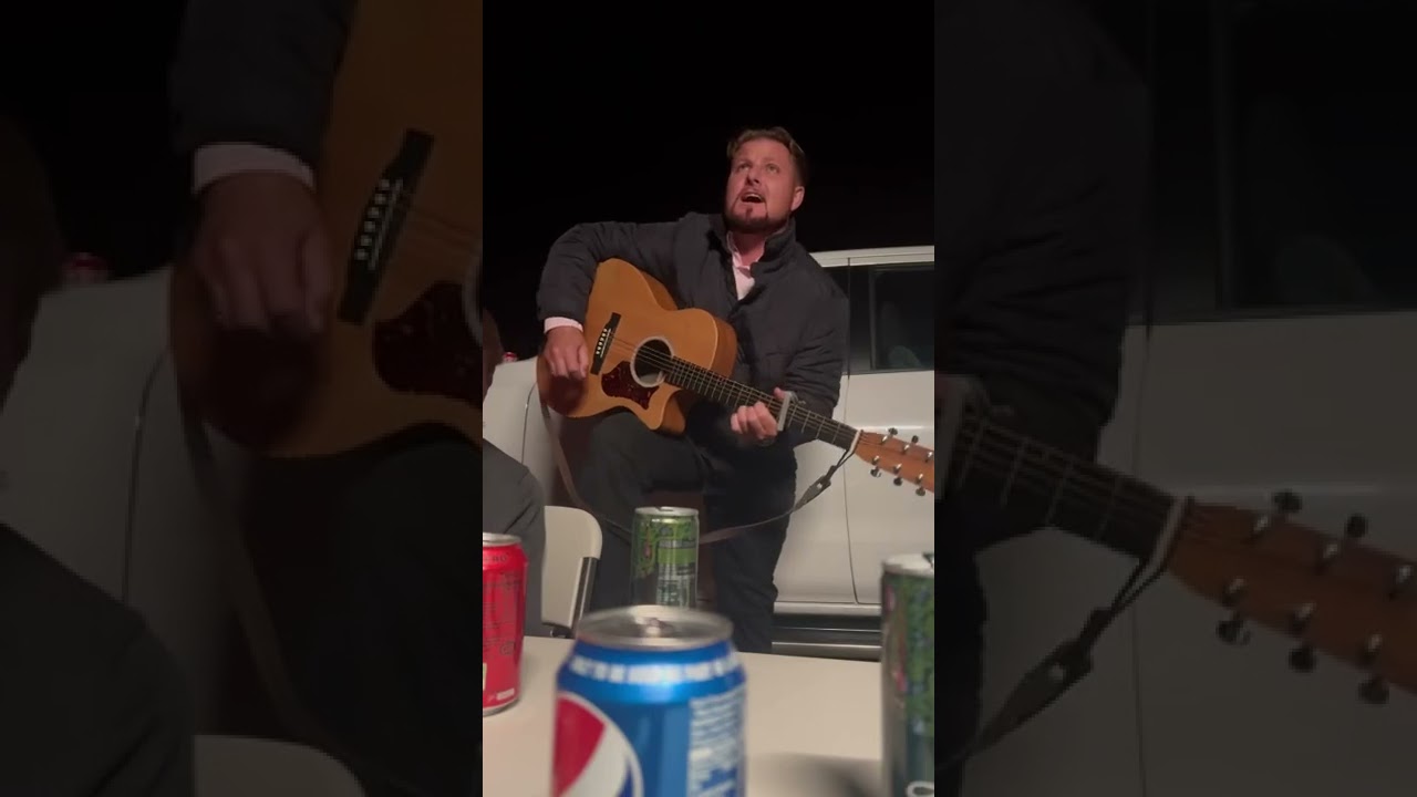 John Jon Singing praise the name of the lord
