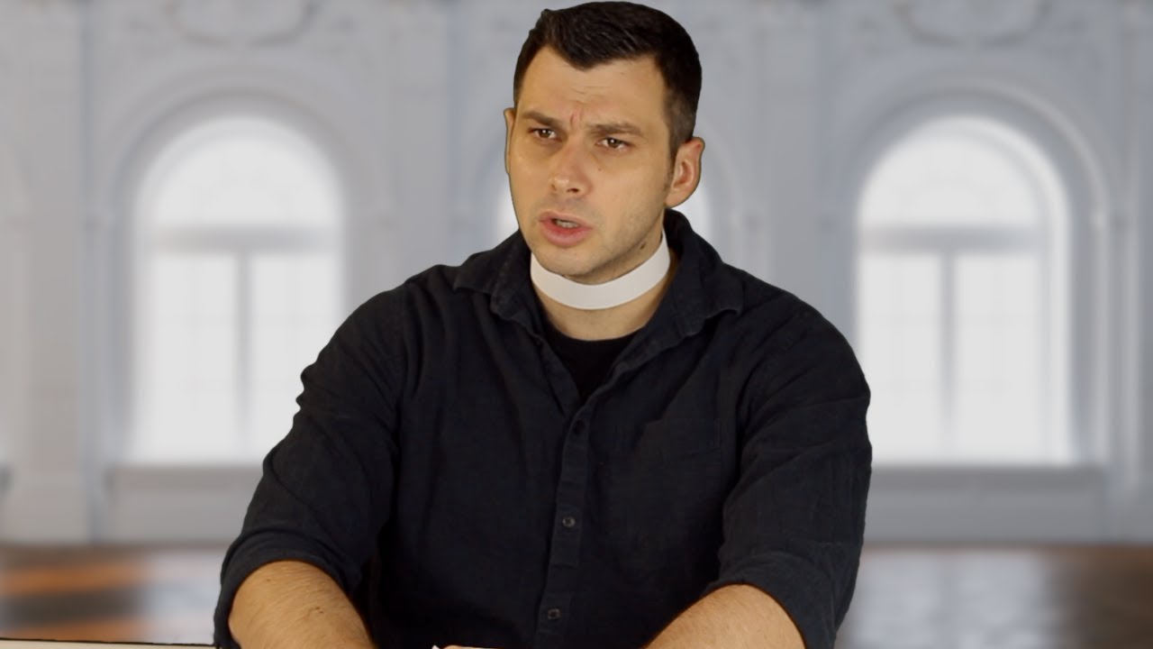 Когда ты священник, но смотришь фильмы ужасов