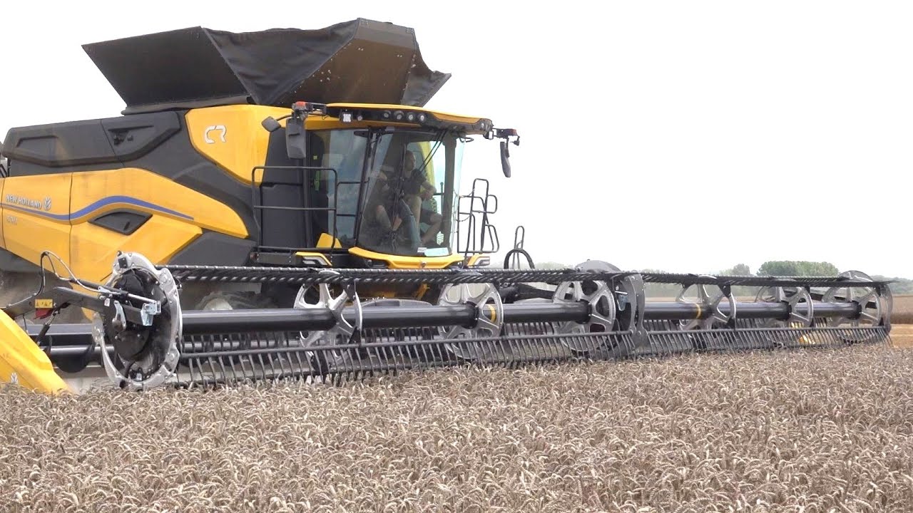 New Holland CR 11 im Weizenfeld- Vorführung in der Börde