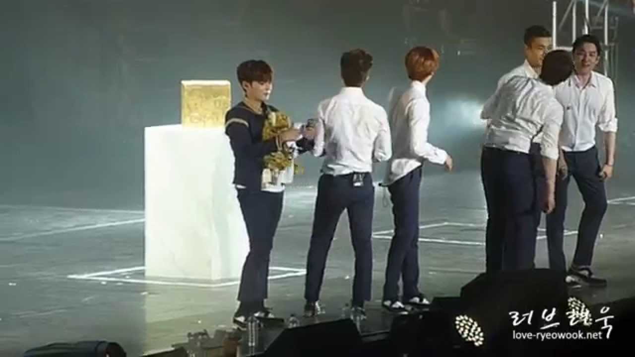 [fancam] 150501 SS6 Singapore - Ryeowook Eunhyuk Donghae having fun with plush bag