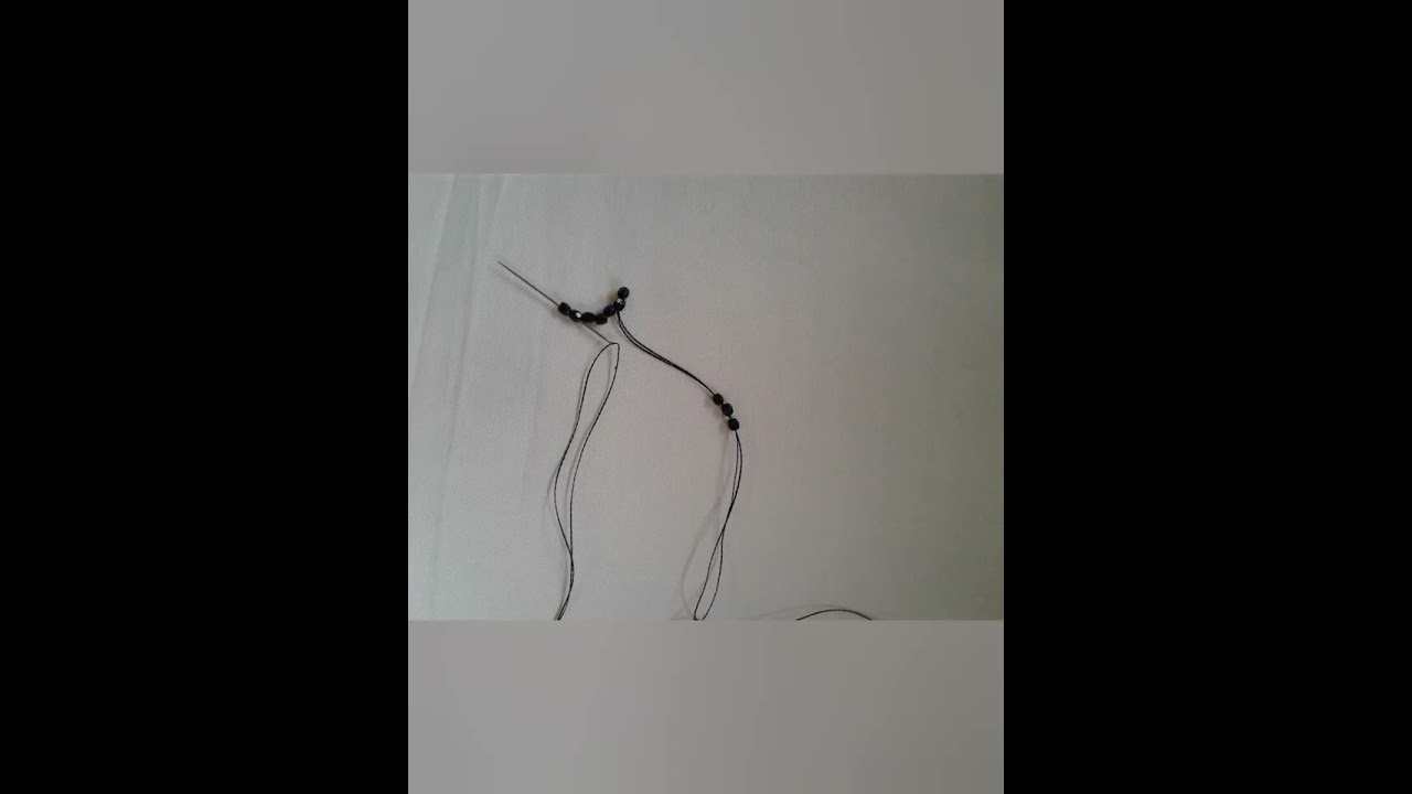 كيف نشتغل هذا الكف البديع بخيطان الحرير و الخرز  الناعم هذا اول فيديو