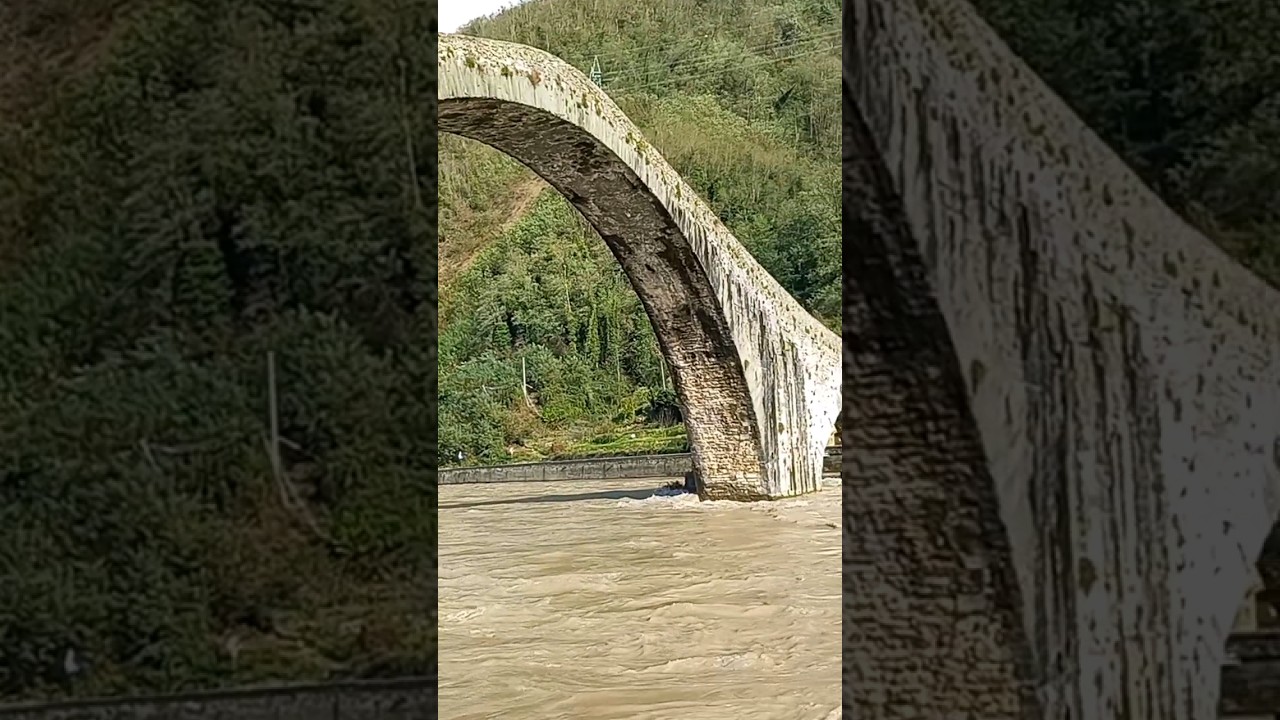 Ponte del Diavolo. piena del Serchio a Borgo a Mozzano