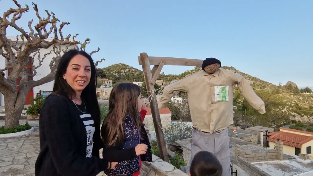 Στο χωριό Ανατολή Είδαμε τον επιτάφιο και μας κέρασαν καφεδάκι με μπόλικα βουτήματα