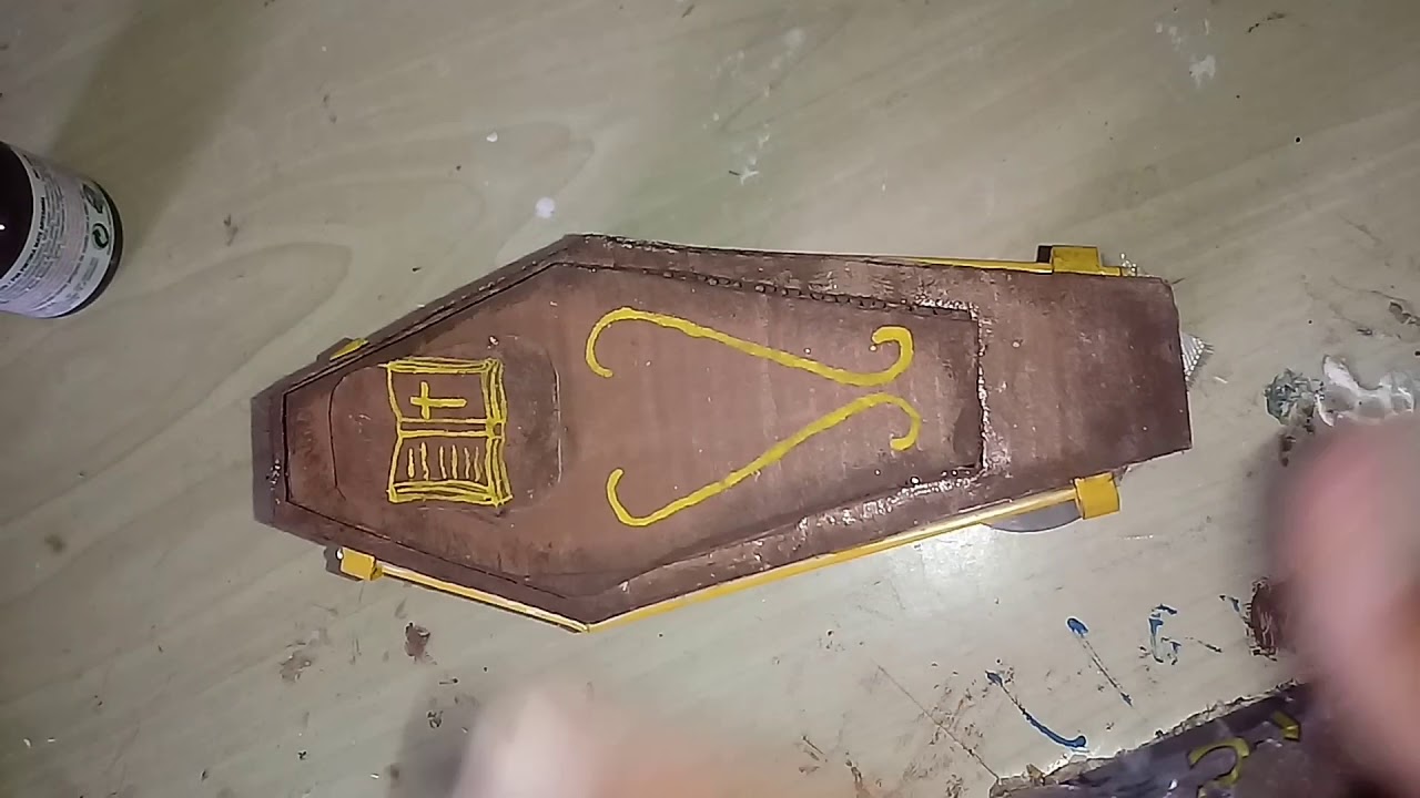 fabricando caixão e mostrando funerária em miniatura
