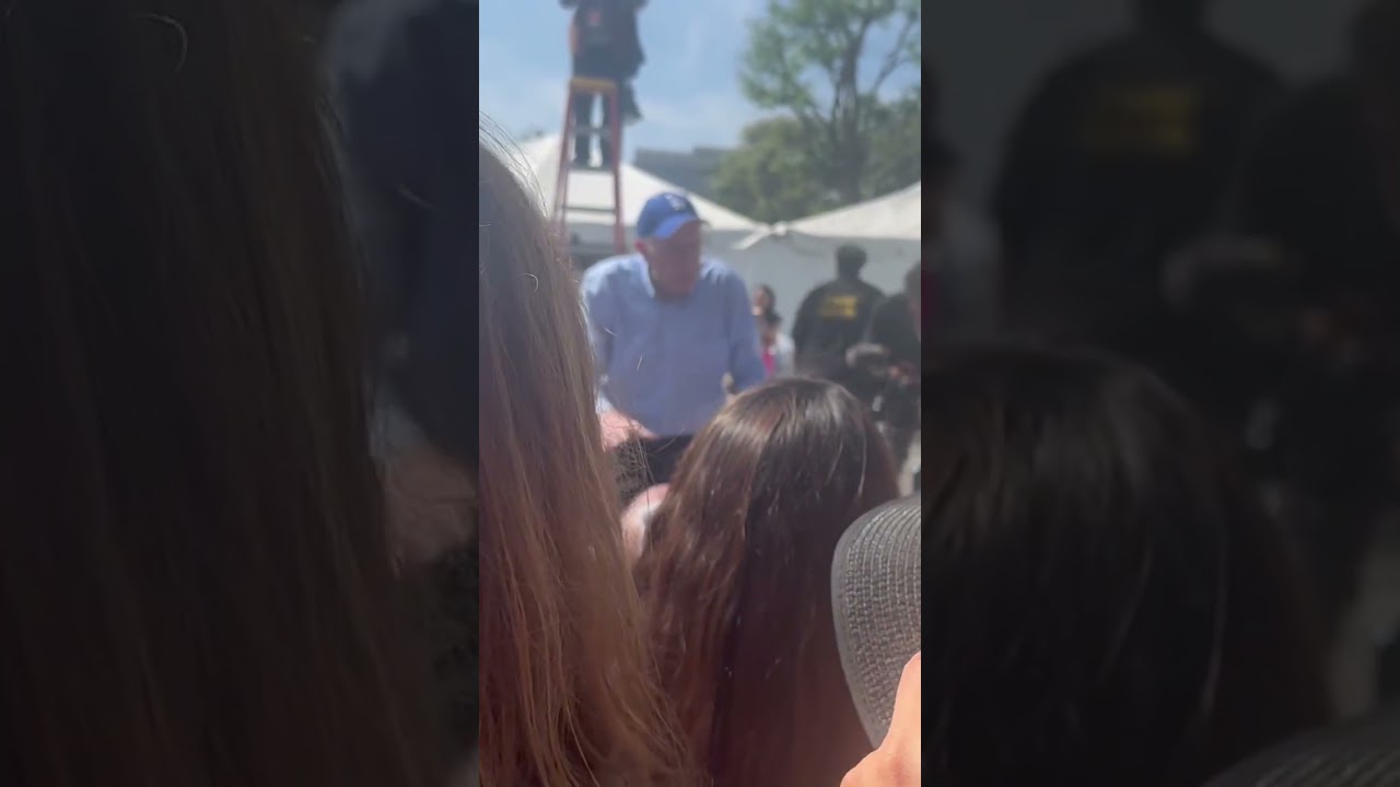 Bernie Sanders thanking his volunteers in Los Angeles ! 