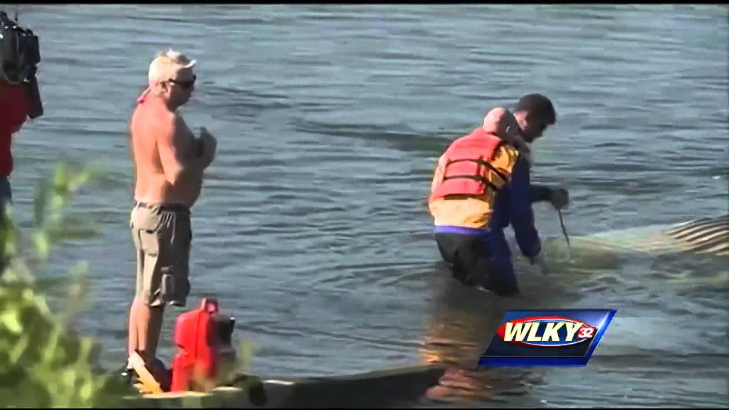 2 Fishermen rescued from Ohio River