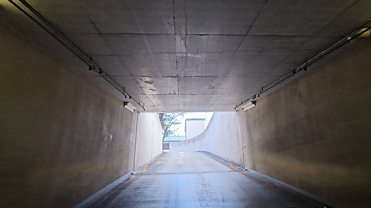 志木駅東口『地下』駐車場出口から｜志木市 本町 市営駐車場