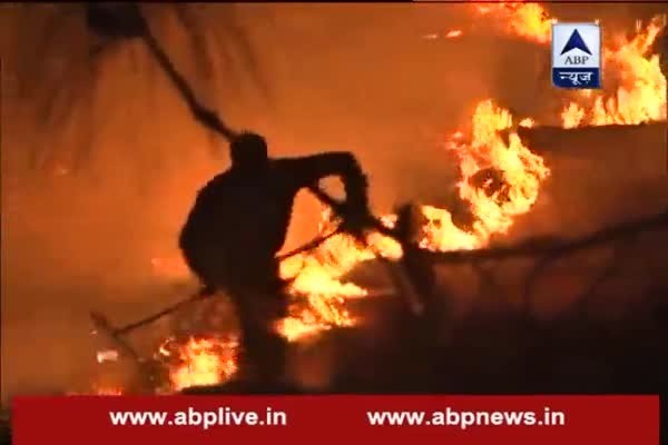 Uttarakhand:  IAF's Mi-17 v5 lifts water from Bhimtal lake and sprays it over forest fire
