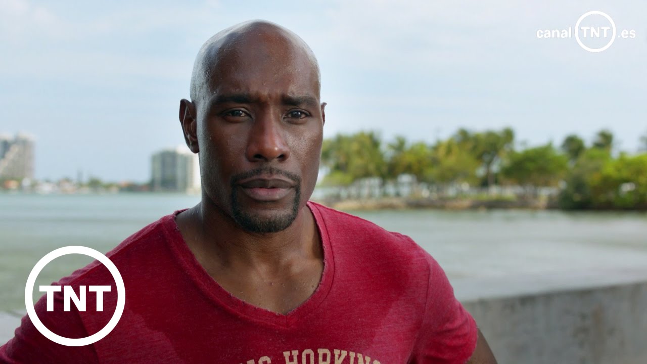Clip 1 (Un día de trabajo) – Episodio 1x01 | Rosewood | TNT