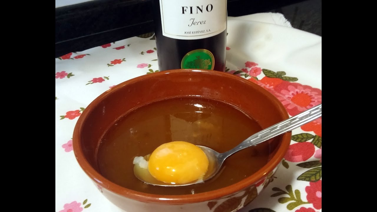 Cómo hacer consomé al Jerez, con yema, al estilo de Mariaje