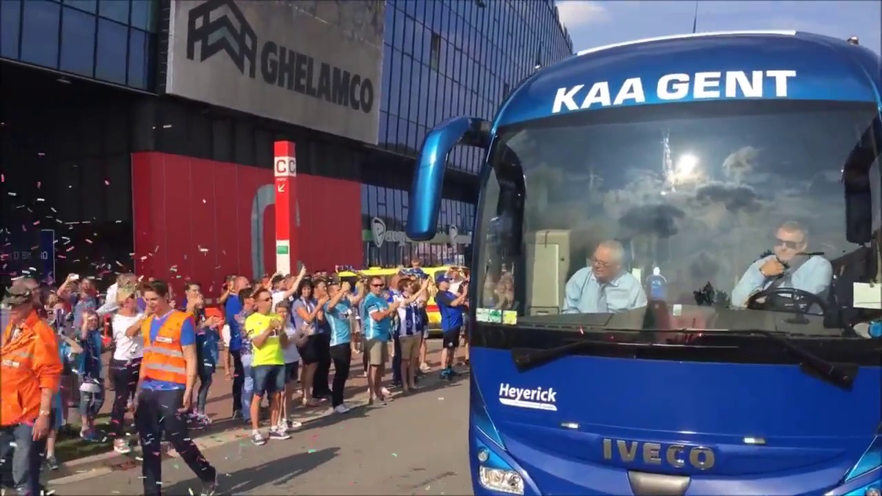 Zó werd de Gentse spelersbus verwelkomd voor KAA Gent-RSC Anderlecht