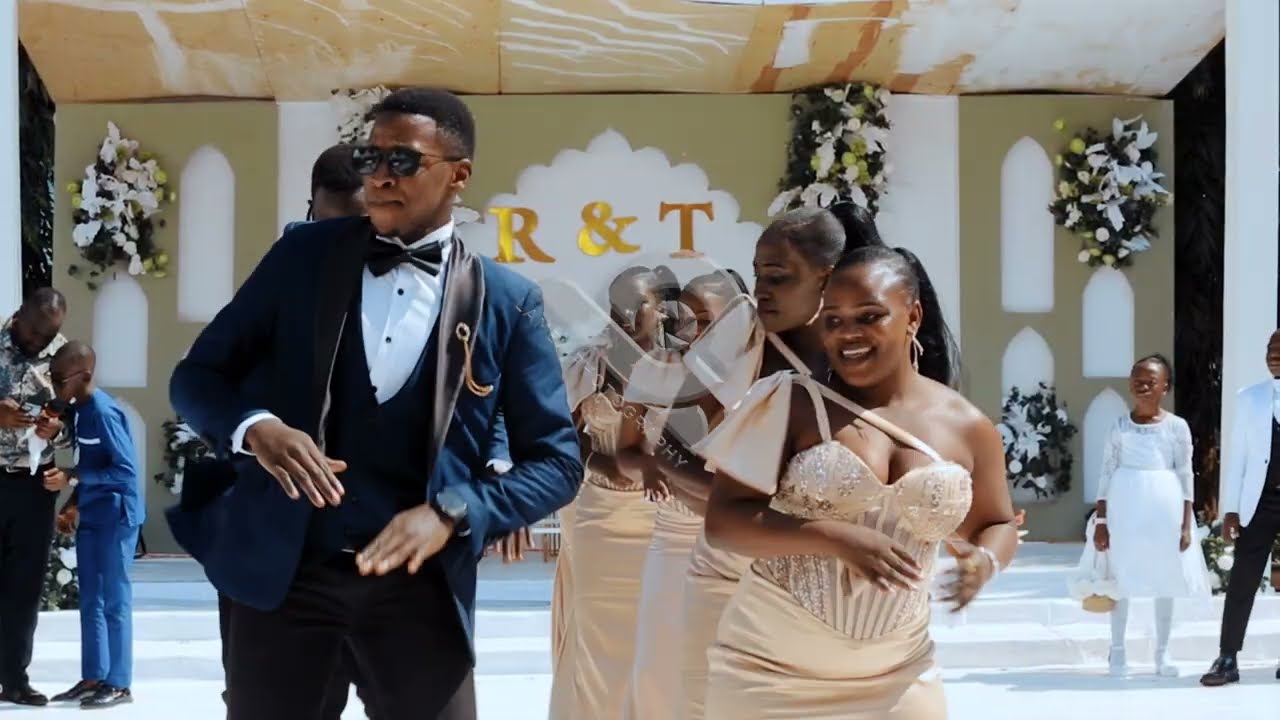 BEST WEDDING ENTROUGE (MAIDS AND GROOMSMEN ) DOING THE MOVES LIVE
