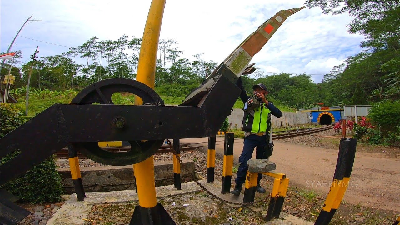 Sangat Manual Palang Pintu Perlintasan Kereta Api Lampegan Cianjur